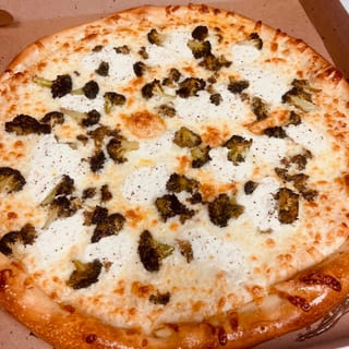 Garlic Broccoli and Ricotta Pizza